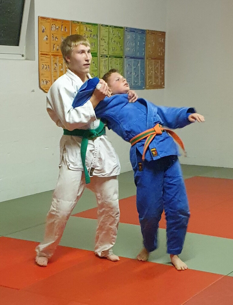 Steffen Bienias besteht Blaugurt-Prüfung im Ju-Jutsu