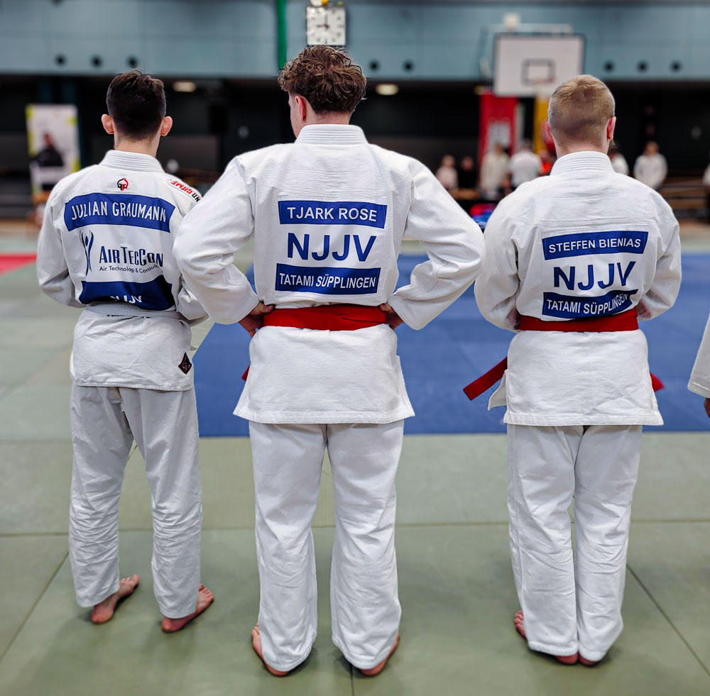 Julian, Steffen und Tjark, stehen bereit, auf der Norddeutschen Meisterschaft 2026, mit dem Rücken zur Kamera.