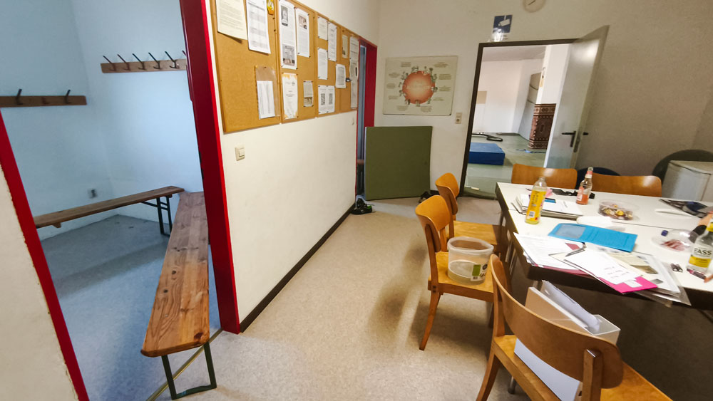 Gesamtaufnahme des Dojo-Vorraums, welches aufgeräumt wird, im Tatami Süpplingen e.V. für Judo, Hanbo-Jutsu und Ju-Jutsu