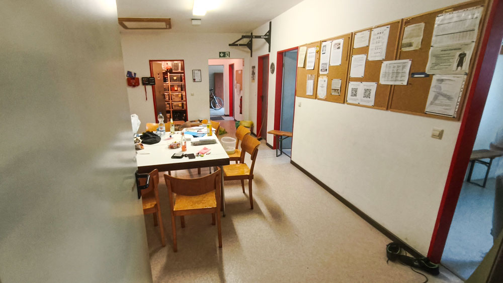 Gesamtaufnahme des Dojo-Vorraums, welches aufgeräumt wird, im Tatami Süpplingen e.V. für Judo, Hanbo-Jutsu und Ju-Jutsu