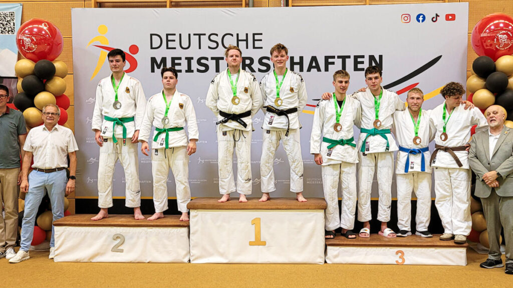 Podium der Deutschen Ju-Jutsu-Meisterschaft 2026 mit Tjark Rose und Steffen Bienias auf dem dritten Platz neben den weiteren Teams ihrer Klasse.