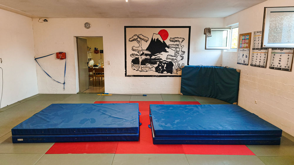 Judo Dojo des Vereins Tatami Süpplingen mit ausgelegten Wurfmatten, die nach dem Putzen auf dem Boden trocknen.