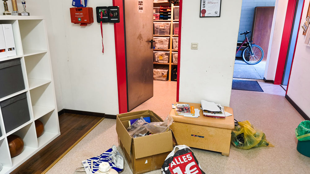 Ausgemistetes Lager im Dojo-Vorraum des Judo Vereins Süpplingen während des Aufräumens.