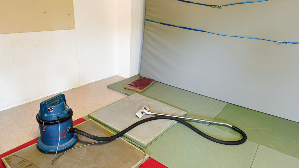 Hochgestapelte Judomatten der Mattenfläche im Judo Dojo des Tatami Süpplingen beim Absaugen.